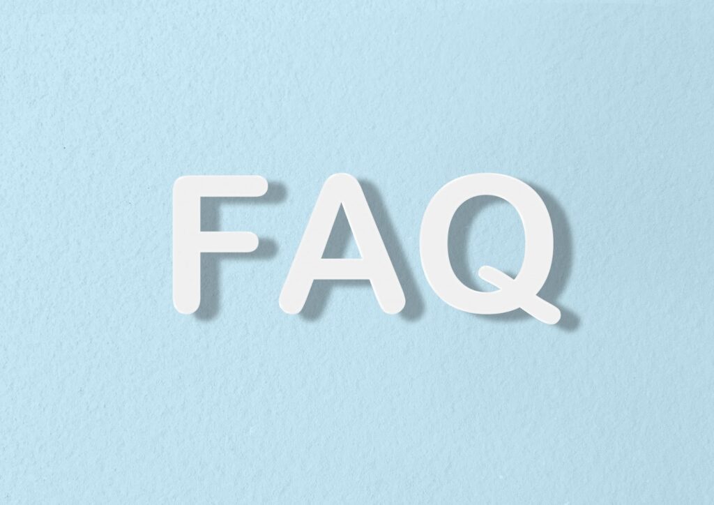 淡い水色の背景に白い文字で「FAQ」と書かれているシンプルなデザイン。よくある質問を示すイメージ:マインドフルネス・エクササイズ